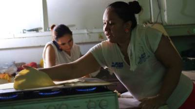 La mujer casi iguala la cantidad de hombres que trabajan. Fotos: Franklyn Muñoz