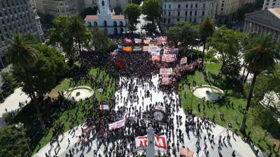 Vista aérea de manifestantes en la Plaza de Mayo durante la primera manifestación contra el nuevo gobierno de Javier Milei en Buenos Aires, tomada el 20 de diciembre de 2023.