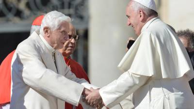 El Papa Emérito Benedicto XVI, un teólogo alemán cuya renuncia en 2013 tomó al mundo por sorpresa, murió el 31 de diciembre de 2022, a la edad de 95 años, anunció el Vaticano. (Foto de Tiziana FABI / AFP).