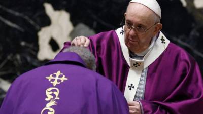 El Papa esparció las cenizas sobre las cabezas de los asistentes a las misas, un nuevo rito en la Iglesia por la pandemia de coronavirus./AFP.