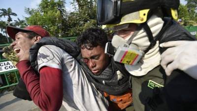 Nuevos disturbios se registraron este lunes por tercer día consecutivo en el principal cruce fronterizo entre Venezuela y Colombia, el puente Simón Bolívar, cerrado en medio de la pugna entre el gobierno de Nicolás Maduro y el opositor Juan Guaidó por la entrega de ayuda internacional.