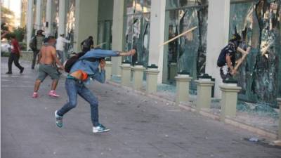Los manifestantes lanzaron diferentes objetos contra los vidrios del Hotel Marriot provocando cuantiosos daños.