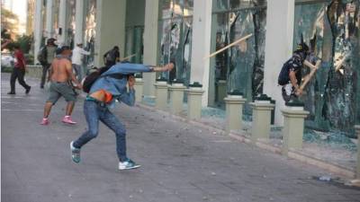 Los manifestantes lanzaron diferentes objetos contra los vidrios del Hotel Marriot provocando cuantiosos daños.