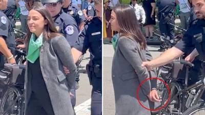 AOC fue acusada de posar para los medios como si estuviese esposada aunque los agentes únicamente la guiaron hacia el vehículo.