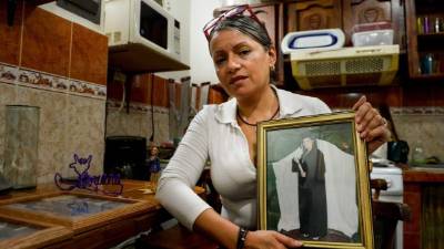 Manuela Pérez muestra la foto de su hija Adriana, una de las víctimas inocentes. Foto: AFP/Federico Parra