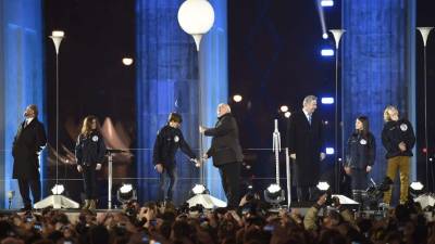 El último dirigente de la Unión Soviética, Mijail Gorbachov, de 83 años, recibió una fuerte ovación del público por su papel en la rectificación alemana.