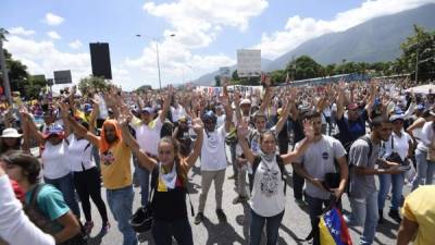 En Caracas, gases lacrimógenos fueron dispersados contra los más de 10.000 opositores -también según la AFP- que caminaban hacia el ministerio del Interior en el centro de la capital desde la principal autopista de Caracas.