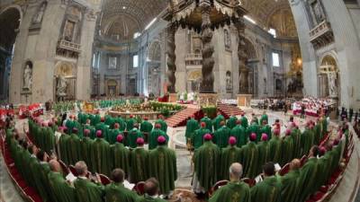 El Sínodo extraordinario sobre la familia comenzó hoy con la petición del papa Francisco a los obispos a expresarse con libertad y humildad y con la afirmación en el documento base de que es necesario que la Iglesia no discrimine a divorciados o a los gais. EFE