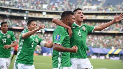 Mexico's Hugo Ayala (L) and Edson Alvarez (R) celebrate with Hedgardo Marin (C) his goal against El Salvador in Group C play of the 2017 CONCACAF Gold Cup, July 9, 2017 at Qualcomm Stadium in San Diego, California. / AFP PHOTO / Robyn Beck