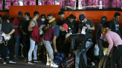 Migrantes venezolanos abandonan Guatemala tras la entrada en vigor de nuevas medidas migratorias en EEUU.