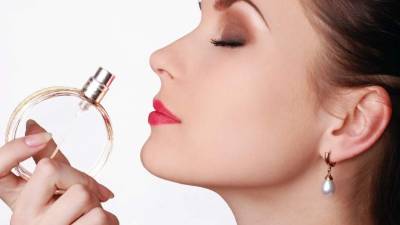 Además de las muñecas y cuello, aplíquelo en sus tobillos, y detrás de las rodillas. La fragancia se esparcirá por todo su cuerpo.