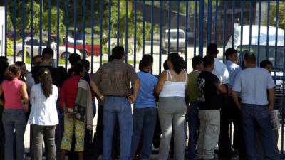 Muchos hondureños caen en la desesperación tratando de encontrar un trabajo. El problema del desempleo es que no hay condiciones para crear un ambiente que atraiga la inversión al país, dicen analistas.