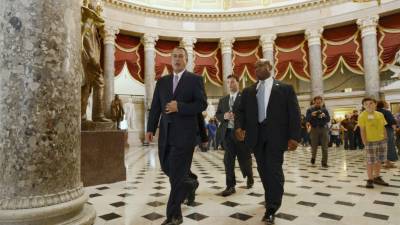 MHR22. Washington (United States), 04/10/2013.- US Speaker of the House, Republican John Boehner (L), walks through Statuary Hall to the House Chamber for procedural votes, on Capitol Hill in Washington DC, USA, 04 October 2013. A partial shut down of the US federal government began for the first time in 17 years on 01 October, after a partisan stalemate over health insurance reform in Congress blocked the budgeting process. Eight hundred thousand federal workers have been furloughed. EFE/EPA/MICHAEL REYNOLDS