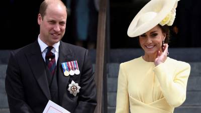 El príncipe Guillermo, duque de Cambridge de Gran Bretaña, y la duquesa de Cambridge, Catalina, de Gran Bretaña, salen al final del Servicio Nacional de Acción de Gracias por el reinado de la Reina en la Catedral de San Pablo en Londres.