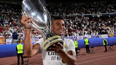 Casemiro con la Supercopa de Europa obtenida recientemente por el Real Madrid.