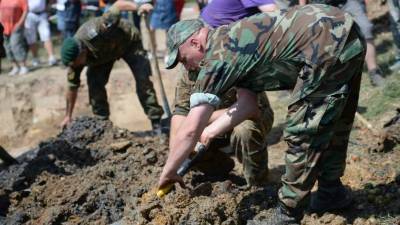 Soldados alemanes desenterraron los restos de la aeronave y del piloto francés.