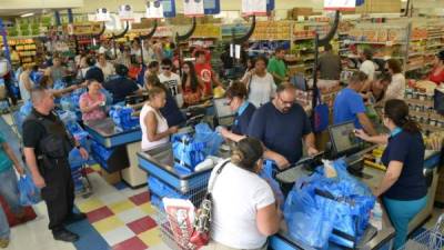 Residentes de Miami acuden en masa a los supermercados para abastecerse en caso de emergencia por el paso del huracán Mattehw.