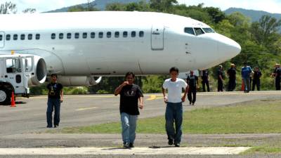 Cada semana siguen llegando vuelos cargados de deportados.
