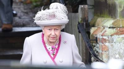 La reina Isabel II abandona el servicio tradicional del día de Navidad en la iglesia de Santa María Magdalena en Sandringham, Norfolk, este de Inglaterra, el 25 de diciembre de 2018. Foto de Paul ELLIS / AFP.