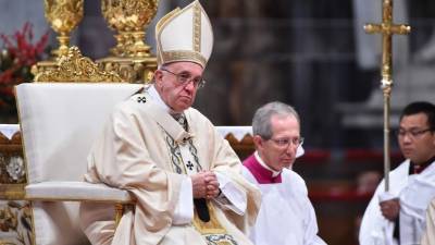 El papa Francisco afirmó hoy durante el Ángelus por la fiesta de la Epifanía que la experiencia de los tres Reyes Magos 'exhorta a no conformarnos con la mediocridad' y a 'buscar el sentido de las cosas'.