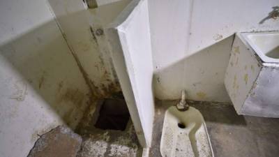 Veinte puertas con barrotes de apertura eléctrica, laberínticos pasillos y un sinfín de cámaras y guardas separan el acceso al penal Altiplano I de la celda de Joaquín 'El Chapo' Guzman, donde el hedor y el silencio se filtran hacia el interminable túnel que le permitió escapar.