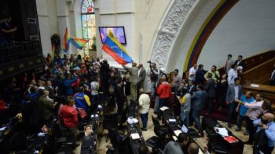 El Parlamento de Venezuela, de mayoría opositora, llamó a una rebelión popular y a la presión internacional al denunciar este domingo un 'golpe de estado' del gobierno, tras la suspensión del proceso de referendo revocatorio contra el presidente Nicolás Maduro.