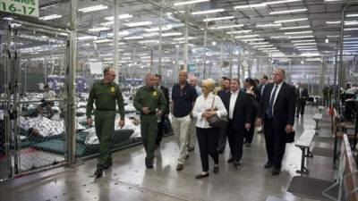 Imagen tomada ayer del Secretario de Seguridad Interna (DHS), Jen Johnson (3 izda) junto a la gobernadora de Arizona, Jan Brewer (4 izda) durante la visita que hicieron ayer al centro de la Patrulla Fronteriza en Nogales (Arizona), donde se alojan cientos de menores de edad centroamericanos. EFE