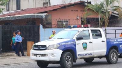 Las autoridades policiales llegaron para custodiar la escena del crimen.