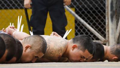 El mandatario salvadoreño ordenó aislar a los pandilleros presos y racionarles los alimentos como respuesta a la ola de violencia en el país.