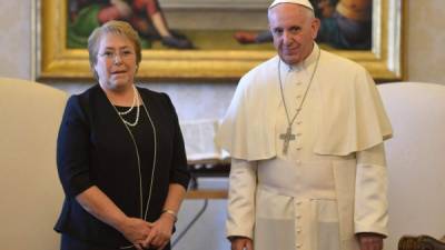 Bachelet se reunió con el Papa Francisco antes de iniciar una gira por Europa.
