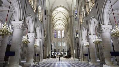 El primer vistazo al nuevo aspecto del interior de Notre Dame de París, restaurado tras el incendio de abril de 2019, reveló este viernes una catedral diáfana de muros blanqueados y resplandecientes.