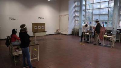 Sin participación electoral transcurren las parlamentarias convocadas por Maduro pese al boicot de la oposición./EFE.