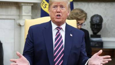 El presidente de los Estados Unidos, Donald J. Trump, habla mientras da la bienvenida al presidente de Paraguay, Mario Abdo Benítez, a la Casa Blanca en la Oficina Oval de la Casa Blanca, en Washington, DC., EE. UU. EFE / EPA / Oliver Contreras / PISCINA