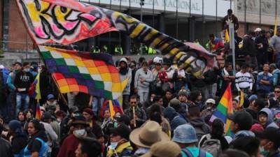 Cientos de manifestantes fueron registrados este viernes, a las afuera de la Asamblea Nacional de Ecuador, durante la novena jornada de protestas en contra del paquete de medidas económicas asumidas por el Gobierno y exigidas por el FMI, en Quito (Ecuador). EFE/Paolo Aguilar