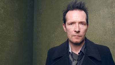Scott Weiland, excantante de los grupos de rock estadounidenses Stone Temple Pilots y Velvet Revolver falleció a los 48 años.