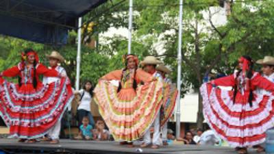 Los bailes folklóricos no podían faltar en la maratón realizada en el parque.