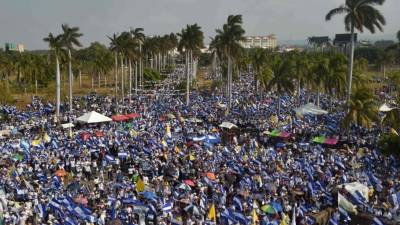 Manifestantes piden justicia por los caídos.