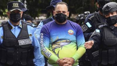 El hondureño Powery custodiado por policías en Tegucigalpa.
