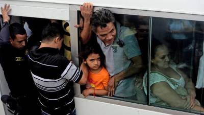 La policía custodia las pocas unidades que se atreven a circular tras el paro anunciado por las pandillas.