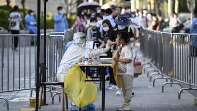 China sigue haciendo frente a un repunte de contagios en varias ciudades mientras Estados Unidos ha levantado todas las restricciones.