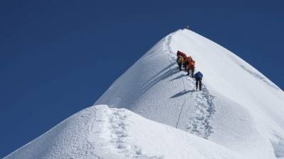 Los sherpa o sherpas son pobladores de las montañas de Nepal, en los Himalaya. Hay 180,000 pobladores.