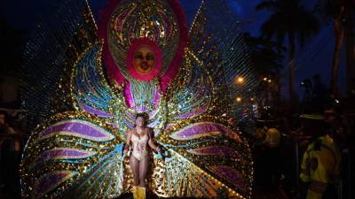 Melanie de Islas Caimán deslumbró a todos con su vestido gigante.