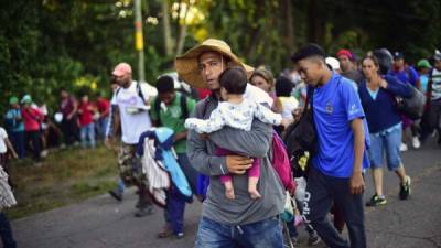 Más de 7,000 migrantes centroamericanos retomaron este lunes su trayecto desde Tapachula hacia Estados Unidos, donde el presidente estadounidense Donald Trump amenaza con recibirlo con sus tropas y agentes fronterizos para impedir su ingreso a su país.