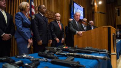 El alcalde Michael Bloomberg mostró las armas incautadas.