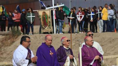 Los obispos de Ciudad Juárez, José Guadalupe Torres Campos, de El Paso Mark Joseph Seitz y de La Cruces, Peter Baldacchino participan en una misa binacional de migrantes a mitad del Río Bravo en el estado de Chihuahua (México).