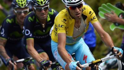 El italiano Vicenzo Nibali conserva el maillot amarillo de líder.