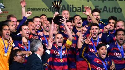 Jugadores del Barcelona encabezados por Iniesta levantando el título.