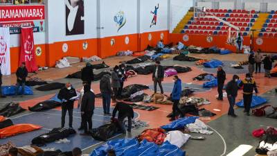 Decenas de cuerpos de las víctimas de los terremotos fueron trasladados a un gimnasio en el sureste de Turquía.