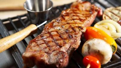 La carne asada a la barbacoa debe cocinarse a fuego bajo.