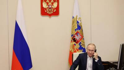 Presidente de Rusia, Vladímir Putin, hablando por teléfono.